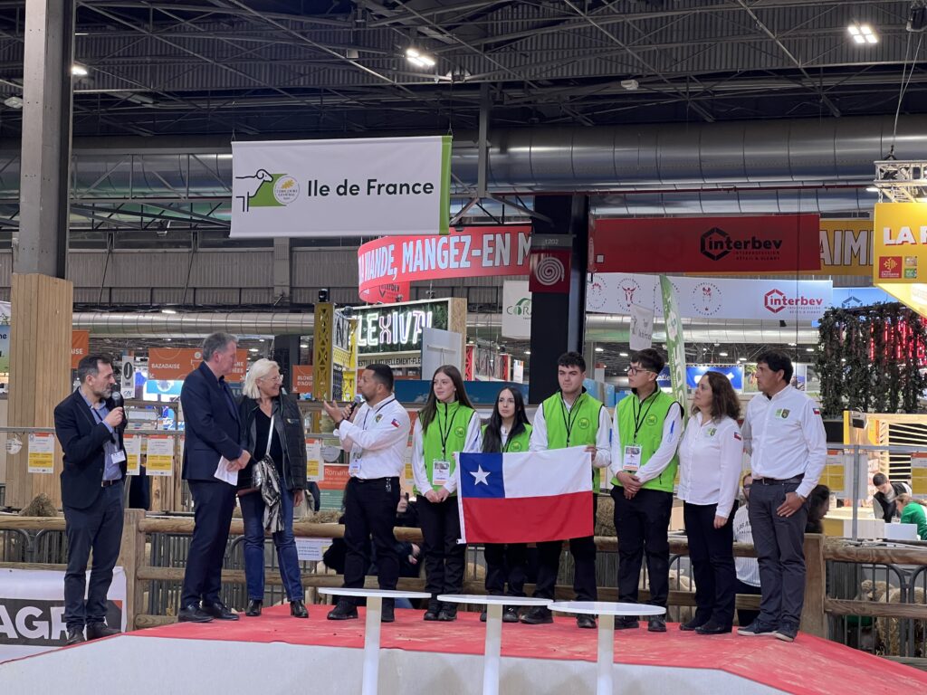 L’équipe chilienne lors de la Cérémonie accueillie par Olivier Alleman, commissaire général du salon de l’agriculture