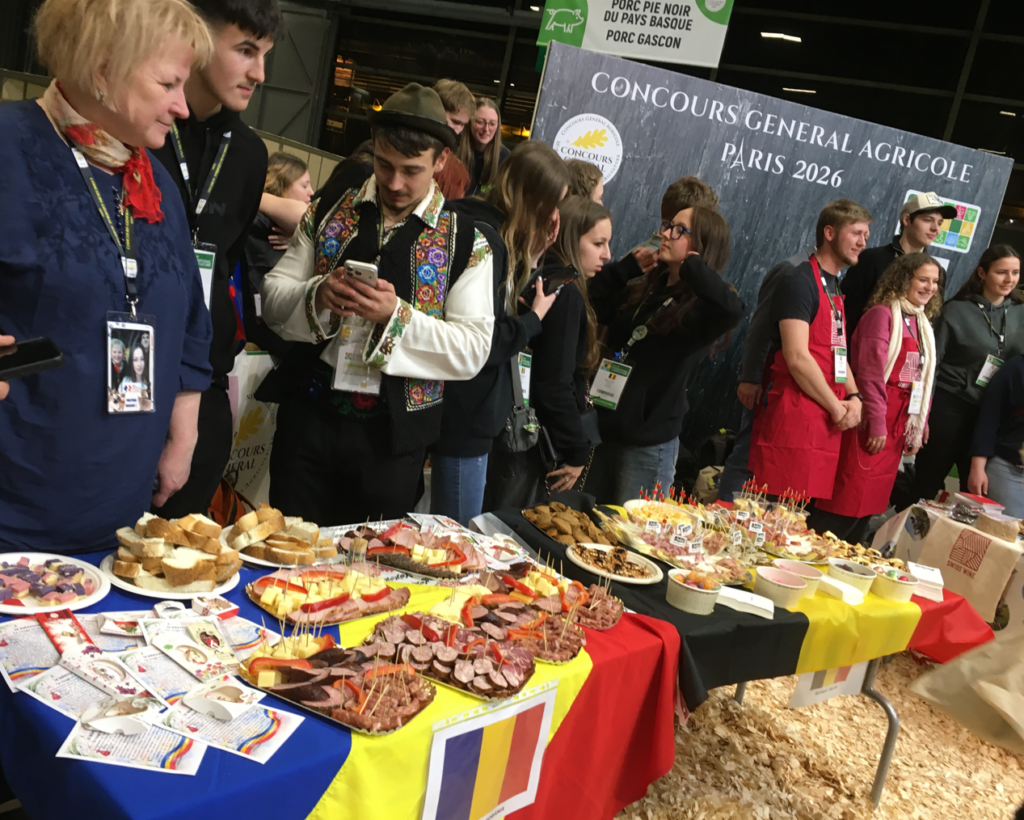 Les tables roumaine et belge lors de la soirée européenne