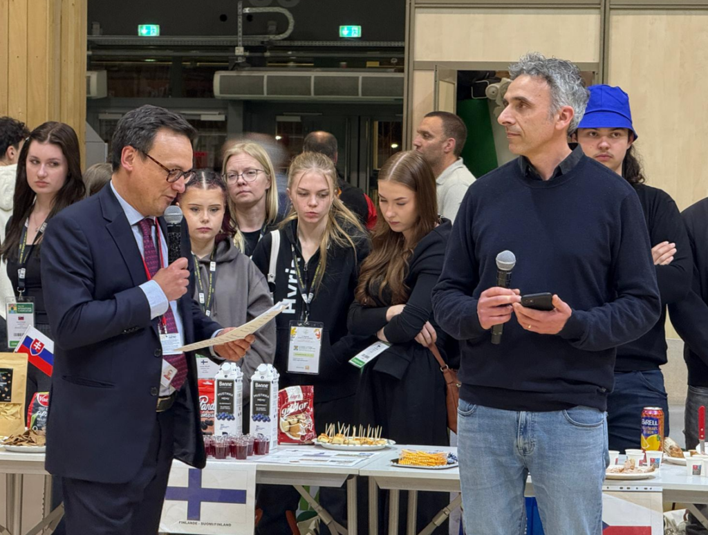 Introduction de la soirée par Cyril KAO, chef de service de l'enseignement supérieur, de la recherche et de l'innovation de la DGER et par Vincent ROUSVAL, ingénieur de promotion à l’Agence Erasmus+ France.